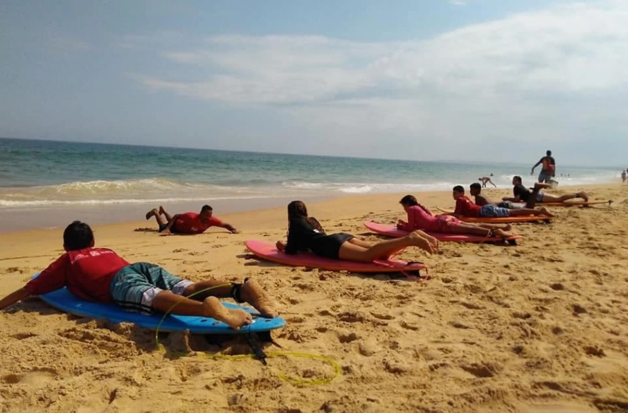 A Escola de Surf está com inscrições abertas para formação de novas turmas. Podem se inscrever jovens entre 10 e 17 anos, das 9h às 16h, no Posto 2 da Praia dos Cavaleiros